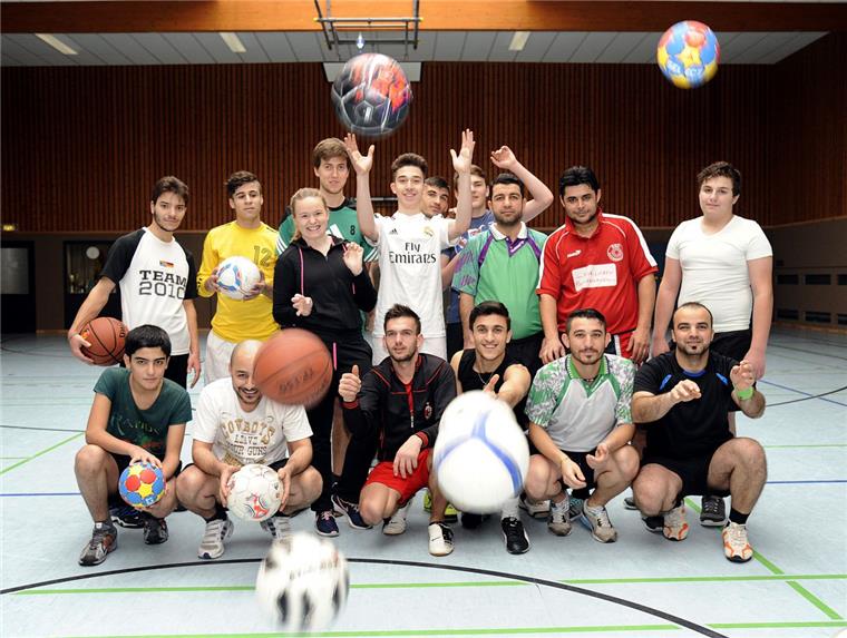 Flüchtlinge werden zu Mannschaftsmitgliedern Die Flüchtlinge, die zum Training von Sportjugend-Funktionärin Sarah Ackermann (stehend, Dritte von links) in die Halle am Ernst-Reuter-Platz kommen, sollen in Vereine vermittelt werden.