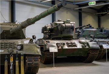 Die Flugabwehrkanonenpanzer der Bundeswehr vom Typ Gepard werden nun an die Ukraine ausgeliefert. Der Bundestag hat der Lieferung am Donnerstag zugestimmt. Die Lieferung von schweren Waffen an die Ukraine findet auch in der deutschen Bevölkerung ihre Zustimmung.