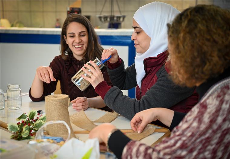 Sawsan Farkouh aus Syrien möchte geflüchteten Frauen helfen, sich zu integrieren Die Förderung und Gleichstellung von Frauen bedeuten Sawsan Farkouh (links) viel.