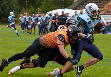 Die Footballer der Bremerhaven Seahawks haben die Playoffs erreicht. Gegen Osnabrück steuerte Lars von der Heide (rechts) einen Touchdown bei. Foto Ketzmar