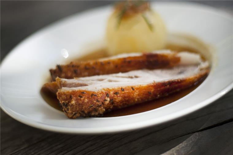Die CDU fordert Schweinefleisch in öffentlichen Kantinen Die Forderung der CDU nach Schweinefleisch in öffentlichen Kantinen sorgt gerade im Netz für große Aufregung.
