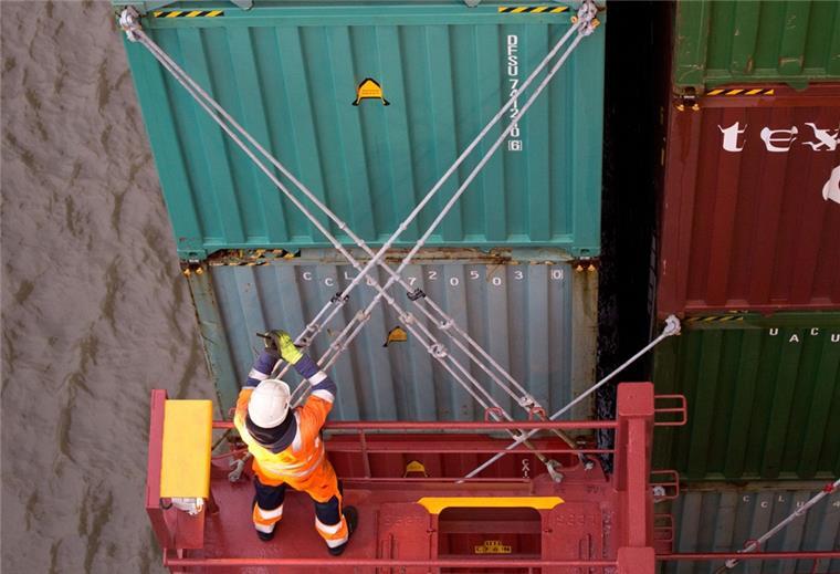 Bremerhaven: Lascher-Kampagne erweist sich als Flop Die Forderung „Laschen ist Hafenarbeit“ ging ins Leere. Im Hafen machen ohnenhin die Hafenarbeiter den Job, nicht die Seeleute. Und Landesregelungen dazu wären auch nicht zulässig.