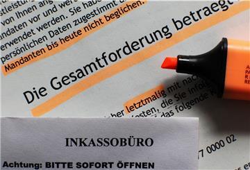 Die Forderungen von Inkasso-Unternehmen sollte man stets gründlich prüfen und nicht aus Angst vor Folgen wie Mahnverfahren unreflektiert begleichen, raten Verbraucherschützer.