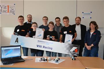 Die Formel 1-AG „Viti Racing“ des St.-Viti-Gymnasiums Zeven hat sich mit einer Präsentation und kleinen Geschenken bei ihren Sponsoren bedankt.