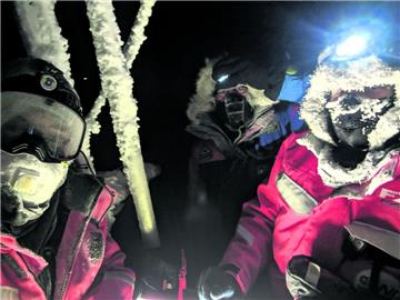 Die Forscher bei der "MOSAiC"-Expedition müssen sich für den Einsatz auf dem Eis vermummen: David Costa (links) und Ola Persson (rechts) in Begleitung von Eisbärenwächter Hans Honold.