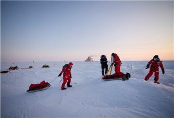 Die Forscher haben bei ihrer Arbeit auf der Eisscholle und durch ihre autonom arbeitenden Messstationen viele, viele Daten gesammelt. Sie wollen das Klimasystem der Arktis sozusagen ganzheitlich verstehen. Foto: AWI/Michael Gutsche