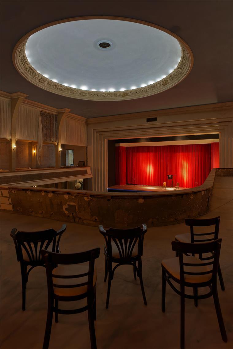 Ein Juwel erwacht: Entdeckt den vergessenen Prachtsaal des Tivoli Die Fotos im Blog von Thomas Damson zeigen die ganze Magie des Tivoli. Dieses Bild entstand auf der Empore.