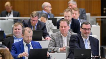 Die Fraktion der AfD mit Stefan Marzischewski (vorne links), Klaus Wichmann (vorne rechts), Jens-Christoph Brockmann (2. Reihe links) und Peer Lilienthal (2. Reihe rechts) sitzt im niedersächsischen Landtag.