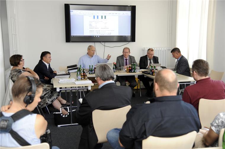 Haushalt: SPD und CDU wollen in zwei Jahren 15 Millionen Euro sparen Die Fraktionsspitzen von SPD und CDU haben am Mittwoch ihre Sparvorschläge für den Haushalt vorgestellt. Er soll am Donnerstag in der Stadtveordnetenversammlung beschlossen werden. Foto Scheschonka