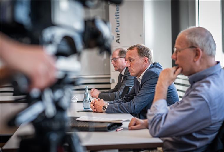 Die Fraktionsvorsitzenden der Bremerhavener Koalition wollen nicht über Vorlagen beraten, die mit Gender-Doppelpunkt oder Sternchen formuliert sind. (von links): Thorsten Raschen (CDU) , Hauke Hilz (FDP), und So¨nke Allers (SPD).