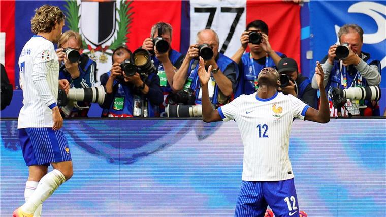 Späte Erlösung mit Eigentor: Frankreichs Minimalisten weiter Die Franzosen um Randal Kolo Muani (r) und Antoine Griezmann erreichten das Viertelfinale.