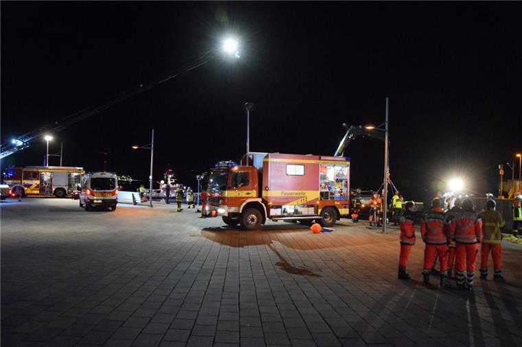 Bremerhaven: Auto aus der Weser geborgen - Frau verstorben Die Frau, die mit einem BMW in die Weser in Bremerhaven gefahren oder gerollt war, ist laut Angaben der Feuerwehr tot.