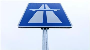 Die Frau fuhr auf der Autobahn Schlangenlinien. (Symbolbild)
