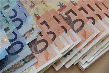 Zahlreiche Banknoten  liegen sortiert auf einem Tisch.