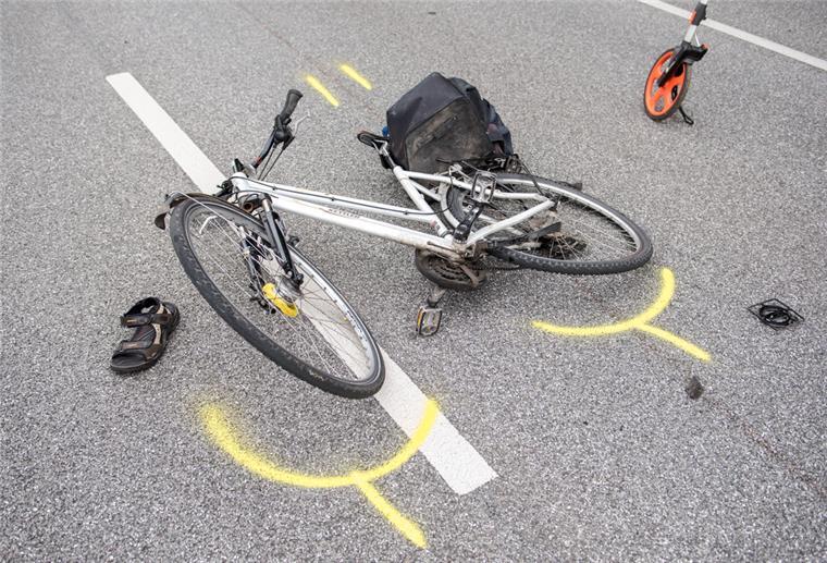 Ein Fahrrad liegt nach einem Unfall auf dem Straßenboden.