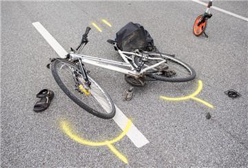 Ein Fahrrad liegt nach einem Unfall auf dem Straßenboden.