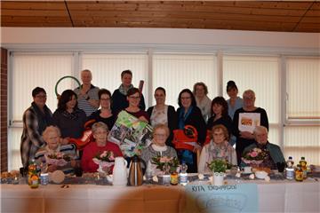 Die Frauen der Handarbeitsgruppe City-Süd (vorn) haben die Nordenhamer Kindergärten beschenkt. 
