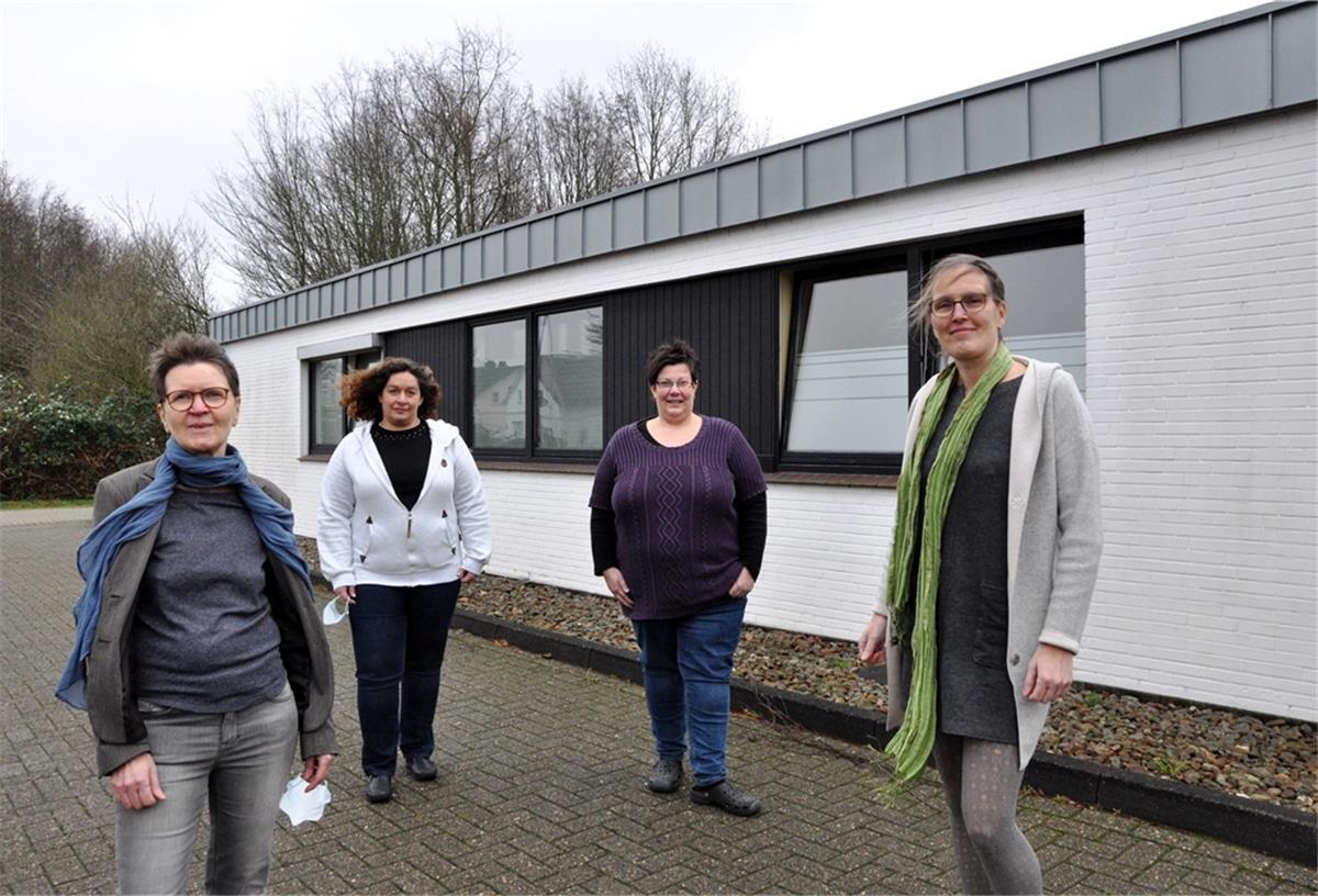 Mit Jahreswechsel neue Frauenärztin in Einswarden Die Frauenärztin Petra Feldhusen (links) hat ihre Praxis mit dem Jahreswechsel übergeben an Dr. Dagmar Mehmel-Janßen (rechts). Unser Bild zeigt die beiden Ärztinnen mit den Arzthelferinnen Yvonne Salbach (2. von links) und Petra Böhm.