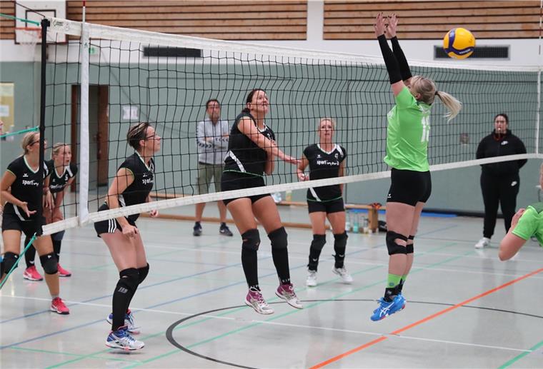 Die Frauenmannschaft des SV Nordenham (links vom Netz) bezwang Landesliga-Aufsteiger Geestemünder TV II in Bremerhaven nach vier Sätzen.