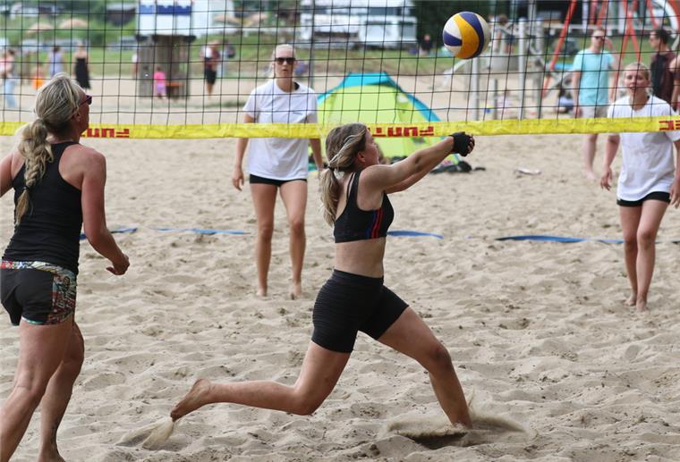 „Ich bin noch nicht fit“ siegt beim Nordenhamer Beachvolleyballturnier Die Frauenmannschaften legten sich am Nordenhamer Strand ebenfalls mächtig ins Zeug und hatten viel Spaß.