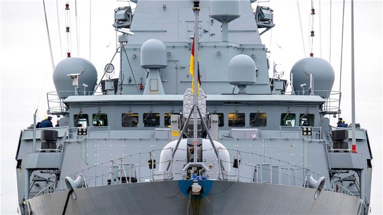 EU-Militäroperation im Roten Meer soll in Kürze beginnen Die Fregatte „Hessen“ liegt vor der Abfahrt aus Wilhelmshaven im Hafen.