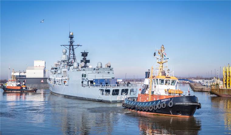 Fregatte „Lübeck“ wird in Bremerhaven fit gemacht Generalüberholung: Die Fregatte "Lübeck" wird zum Dock 6 von German Dry Docks an der Barkhausenstraße geschleppt.