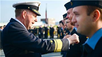 Die Fregatte und ihre Besatzungsangehörigen sind das erste geschlossene Kontingent der Bundeswehr, das mit dieser Einsatzmedaille ausgezeichnet wird.