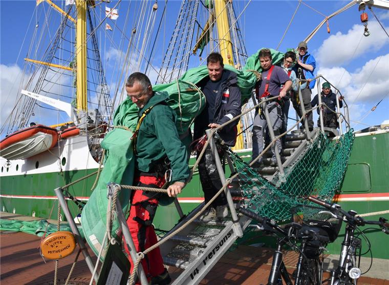 Bitte anpacken! Die "Alex II" will wieder los Die frei willigen Helfer bringen die Segel von Bord der "Alexander von Humboldt II". Das Schiff bekommt einen neuen Satz grüner Segel. Der erste wird bis zum nächsten Tausch überholt.