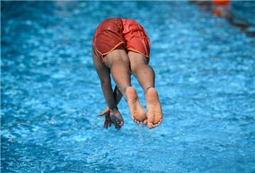 Jemand springt ins Freibad. Die Freibadsaison läuft auf Hochtouren – Versicherungs-Experten haben typische Verhaltensweisen unter die juristische Lupe genommen.