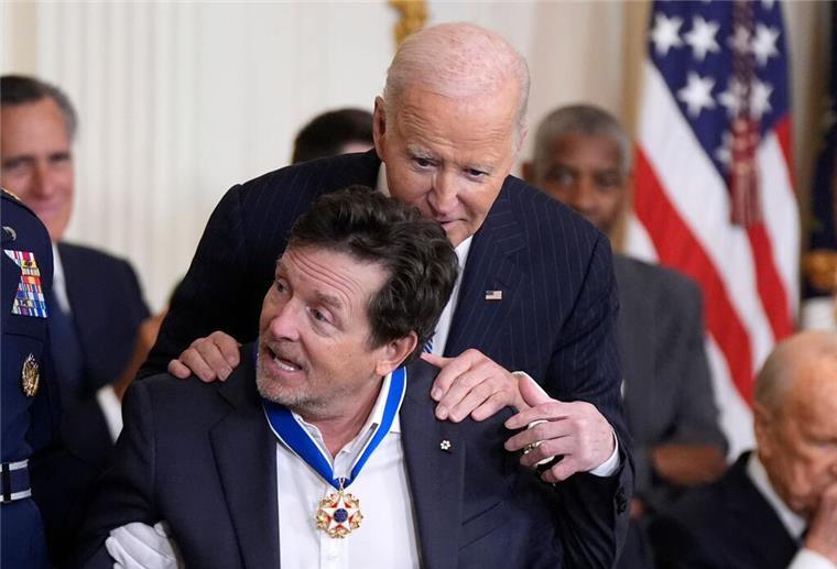 Von Bono bis Messi: Biden ehrt Promis mit Freiheitsmedaille Die Freiheitsmedaille ist die höchste zivile Auszeichnung der USA - sie ging auch an den Schauspieler Michael J. Fox, der an Parkinson erkrankt ist.