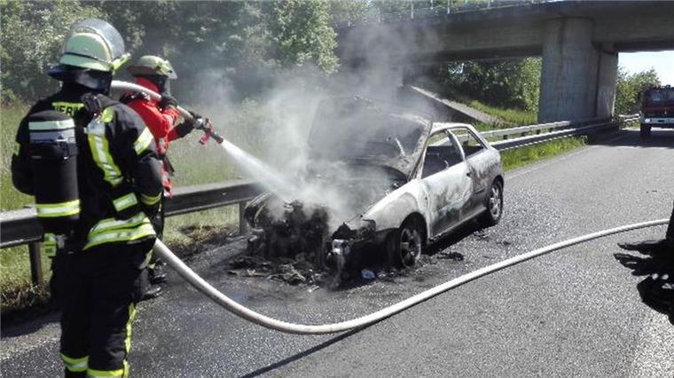 Altenwalde: Auto brennt auf der A27 völlig aus - Autobahn gesperrt Die Freiwillige Feuerwehr Altenwalde und die Berufsfeuerwehr löschten den Autobrand auf der A27.
