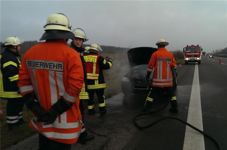 Auf der A1: Feuerwehr löscht Motorbrand bei Kalbe Die Freiwillige Feuerwehr Heidenau kann einen brennenden Opel Astra auf der A1 schnell löschen.