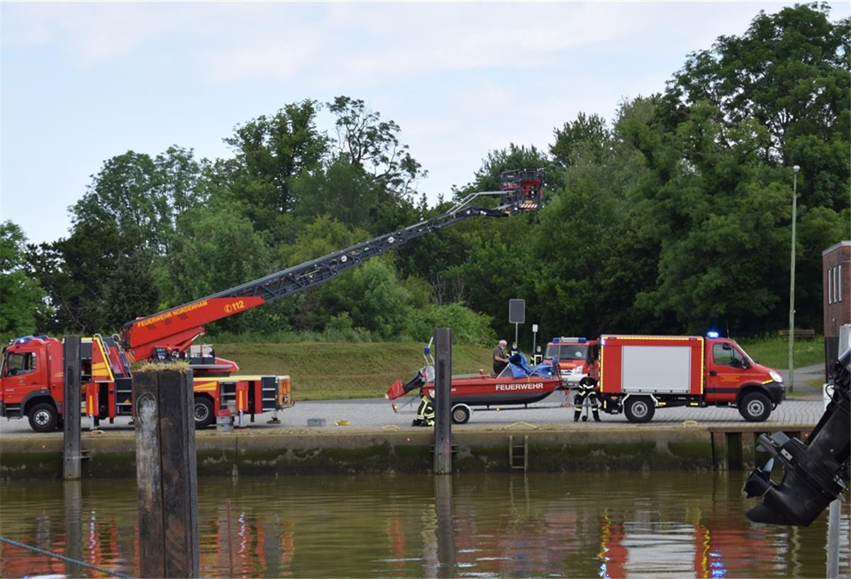 Die Freiwillige Feuerwehr Nordenham rückte am Montagnachmittag zu einem Einsatz im Großensieler Hafen aus.