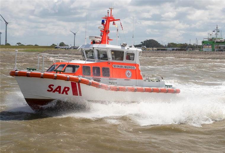 Neuharlingersiel: Kitesurfer aus kalter Nordsee gerettet Die Freiwilligen-Besatzung des Seenotrettungsbootes „Neuharlingersiel“ der Deutschen Gesellschaft zur Rettung Schiffbrüchiger brachte den verunglückten Kitesurfer sicher an Land.