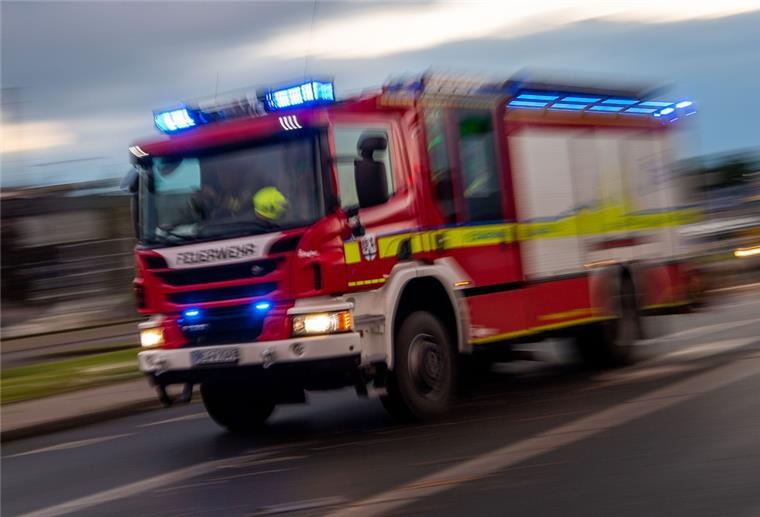 21-Jährige bei Verkehrsunfall in Brake schwer verletzt Ein Fahrzeug der Feuerwehr fährt mit Sonderrechten (Blaulicht) über eine Straße.