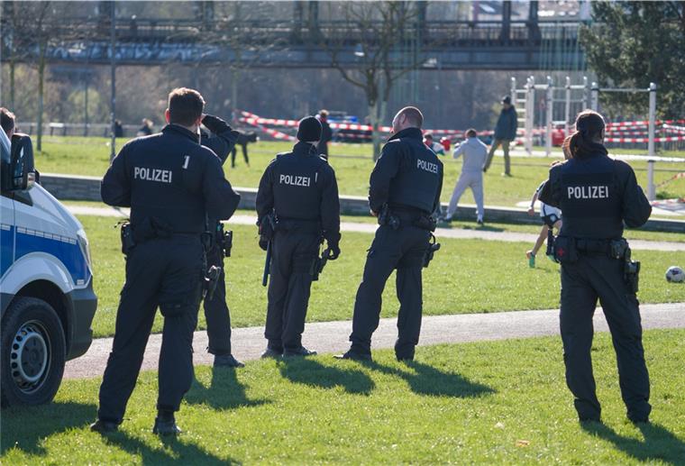 Frankfurt: Viele Menschen feiern und missachten Corona-Regeln Polizisten stehen in der Freizeit- und Sportanlage Hafenpark und achten darauf, dass keine Menschenansammlungen über fünf Personen entstehen, um das Risiko einer Infektion mit dem Coronavirus einzuschränken.