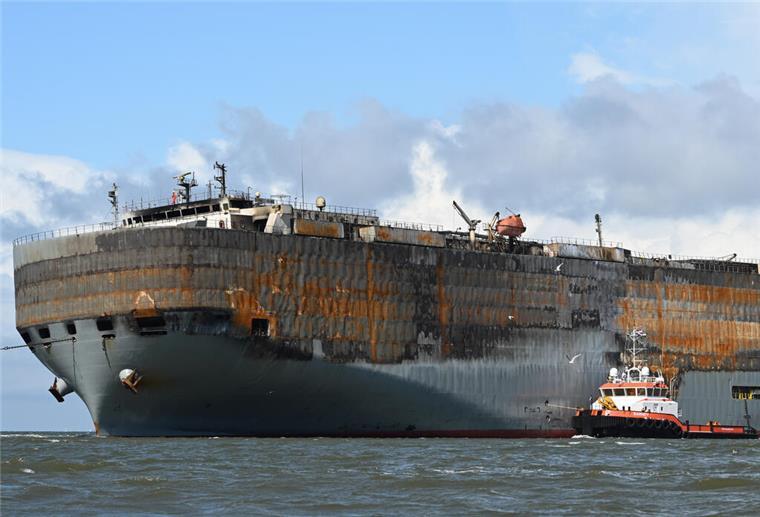 „Fremantle Highway“ liegt in Rotterdam, aber vieles ist unklar Die „Fremantle Highway“ - hier noch bei der Rettungsaktion auf der Nordsee - befindet sich aktuell in Rotterdam.