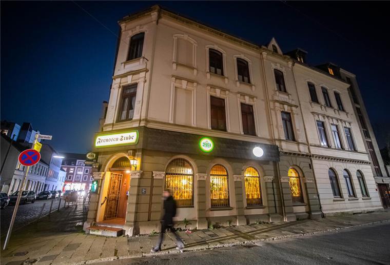 (mit Audio) Kneipen-Legende im Glück: Pello aus der Frenssenstube darf auf große Reise gehen Die Frenssenstube in Lehe bei Nacht.