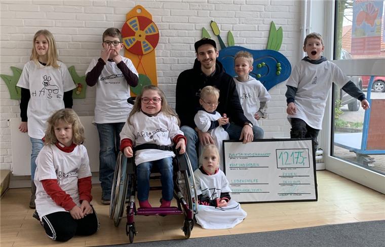 Selsingen: Fynn Kliemann spendet 12.175 Euro für Lebenshilfe Die Freude ist groß nach der T-Shirt- und Hoodie-Aktion mit Motiven von Kindern der Lebenshilfe: Fynn Kliemann überreichte in Selsingen einen symbolischen Scheck über 12.175 Euro.