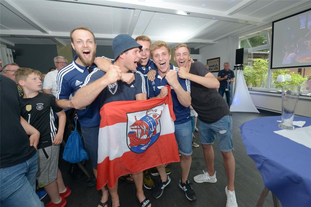 Die Freude nach der DFB-Pokal-Auslosung bei der Leher TS war groß. Foto: Schimanke