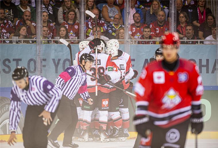 Knappe Niederlage: Pinguins verlieren Spiel zwei der Champions Hockey League Die Freude über den späten Ausgleich hielt bei Spielern und Fans der Fischtown Pinguins nicht lange. Nur wenig später traf der HC Lausanne nach einem Fehler in der Bremerhavener Defensive zum 2:1. Fotos: