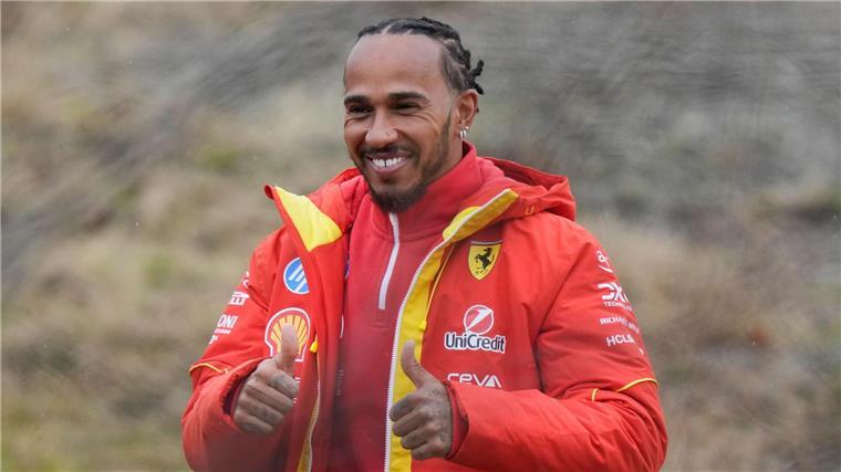 Die Freude über seine ersten Kilometer für Ferrari ist Hamilton deutlich anzusehen.