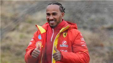 Die Freude über seine ersten Kilometer für Ferrari ist Hamilton deutlich anzusehen.