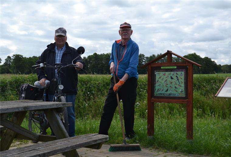 Die Putzkolonne von der Auebrücke Die Freunde Gerhard Maxin und Hermann Hilken (links) steuern seit zehn Jahren zweimal pro Woche den Rastplatz an der Auebrücke bei Hesedorf an und sorgen dort für Sauberkeit – freiwillig.