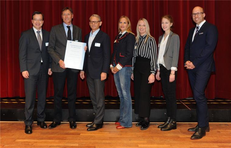 Heeslingen: Ausbildungsbetrieb des Jahres ausgezeichnet Die Fricke Holding GmbH aus Heeslingen wurde beim IHK-Neujahrsempfang in Stade zum „Ausbildungsbetrieb des Jahres“ gekürt: Carsten Deter (von links, Personalleiter), Holger Wachholtz (Geschäftsführer), Hans-Peter Fricke (Geschäftsführer) mit Ehefrau Kirsten, Janice Müller (Ausbilderin) und Leona Tomforde (Auzubildende) von der Fricke Gruppe mit IHK-Vizepräsident Lutz Machulez-Hellberg.