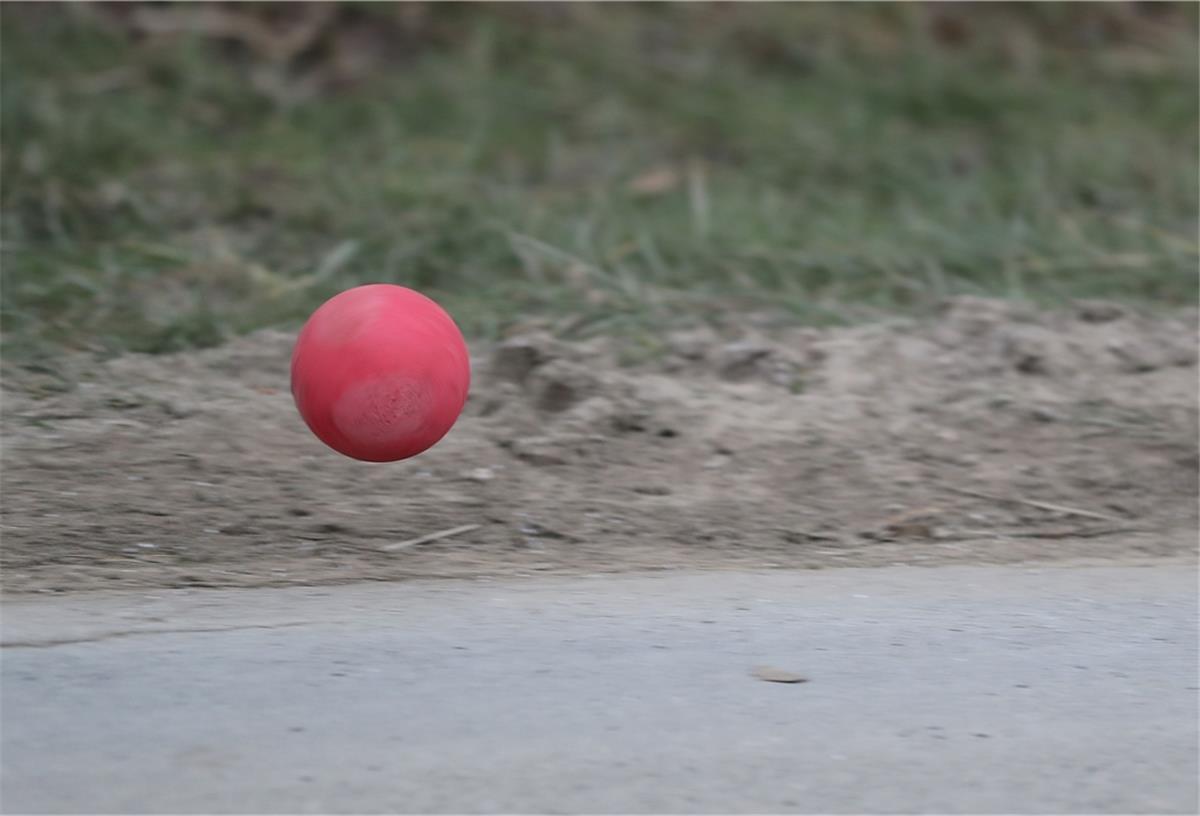Boßel-Kugeln rollen ab Sonntag wieder auf den Straßen Die Friesensportler und -sportlerinnen freuen sich, dass es wieder Wettkämpfe gegen andere Mannschaften gibt.