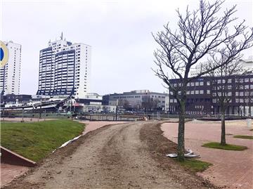 Die frisch aufgeschüttete Arbeitstrasse zwischen Kaje, Schiff und Hans-Scharoun-Platz wartet auf Transporte. Doch die Abwrackarbeiten der "Seuten Deern" verzögern sich noch. Noch fehlt eine Genehmigung der Stadt zum Abriss der Betonterrasse am Hafenbecken.