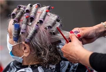 Die Friseure dürfen unter strengen Auflagen öffnen. In Bremerhaven sind mehrere Behörden beteilligt, wenn es darum geht, auf einen Verstoß zu reagieren. Die Absprache braucht Zeit.