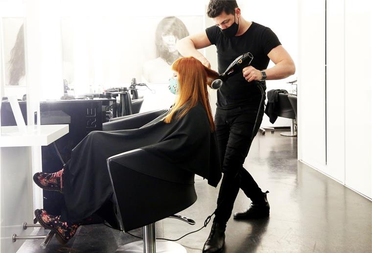 Friseure schalten zum Protest das Licht an Friseurmeister Mirko Schoroth föhnt Larissa Bast als eine der letzten Kundinnen die Haare im Friseurgeschäft «PURE - more than hair».
