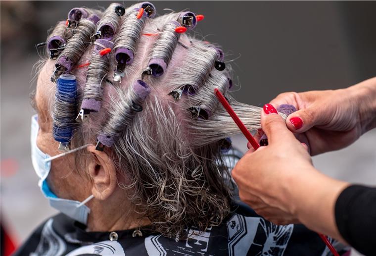 Friseurkette Klier ist insolvent Einer Kundin werden in einem Friseursalon die Haare frisiert.